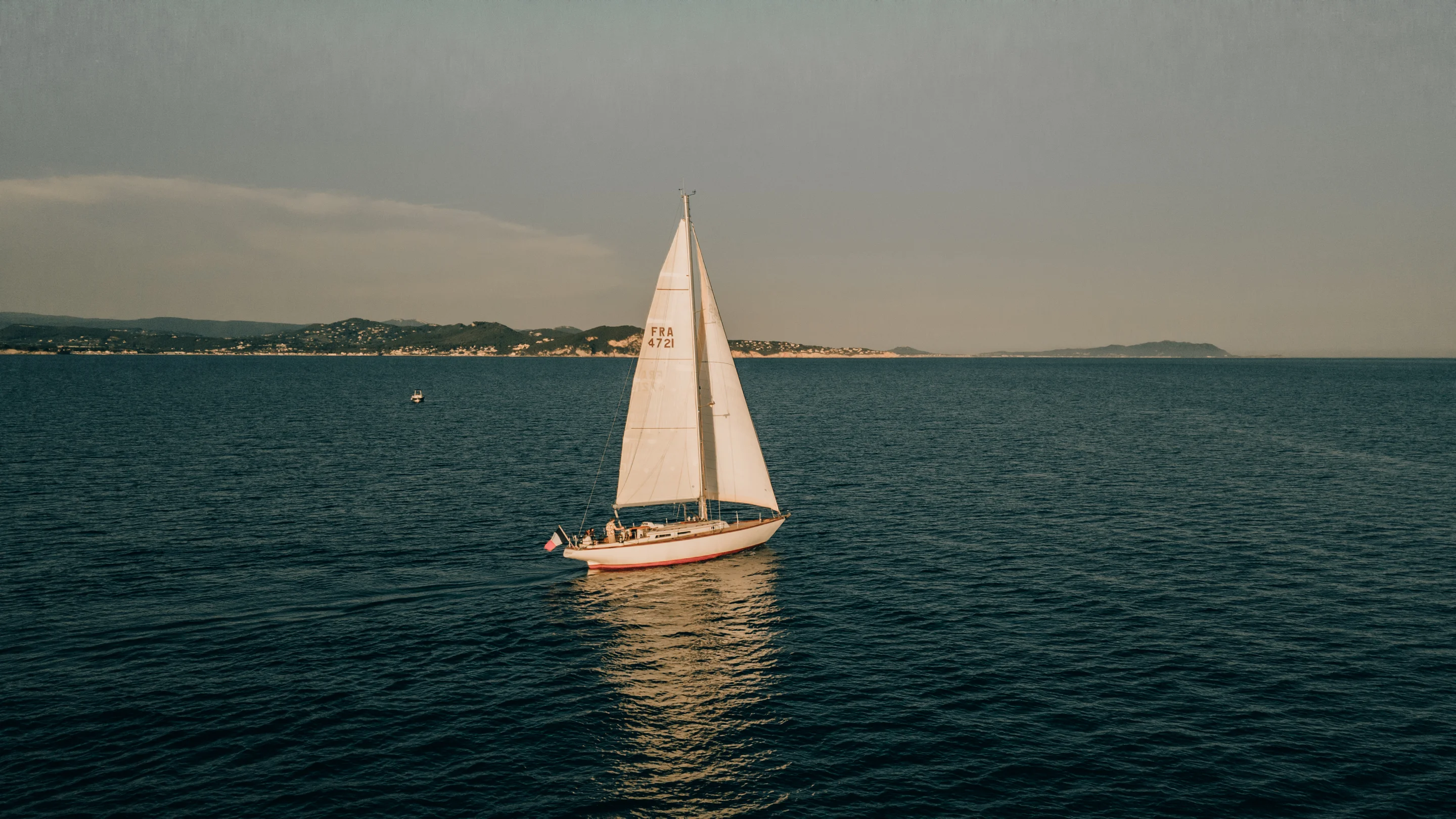 Izenah III beim sommerlichen Segeln im Var