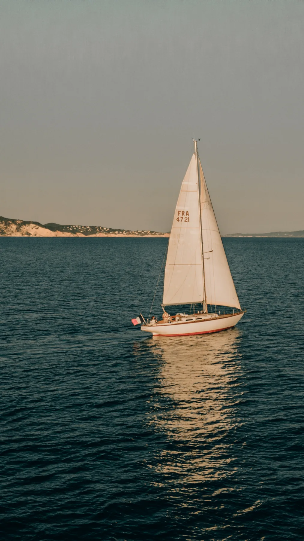 Izenah III sous voile au coucher du soleil