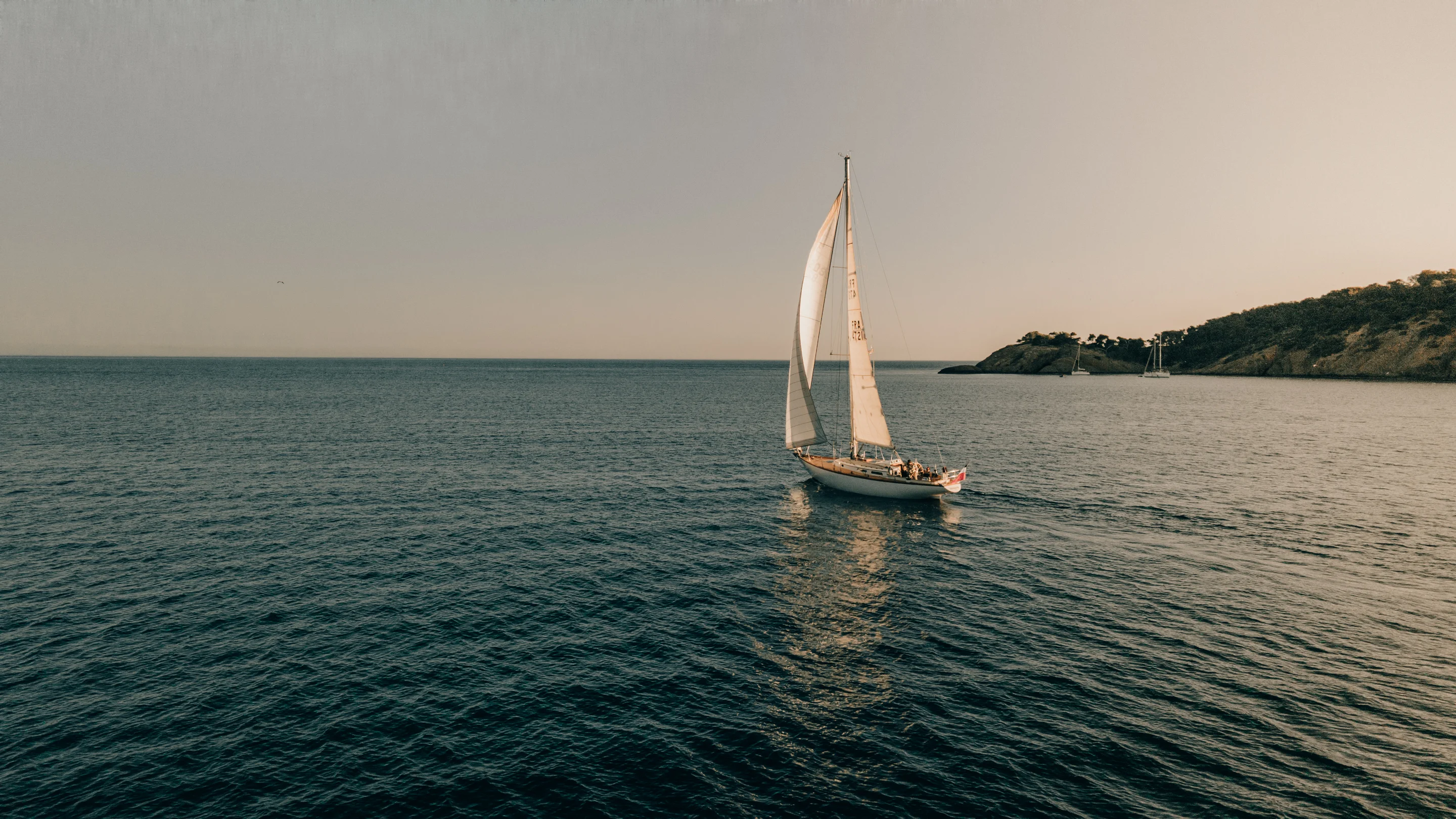 Voilier Izenah III en navigation sur la côte varoise