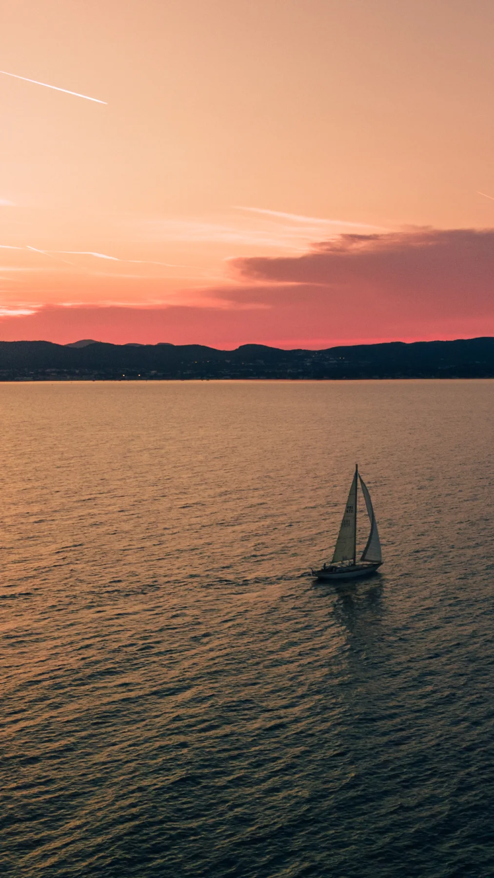 Paar auf dem Segelboot Izenah III beim Sonnenuntergang