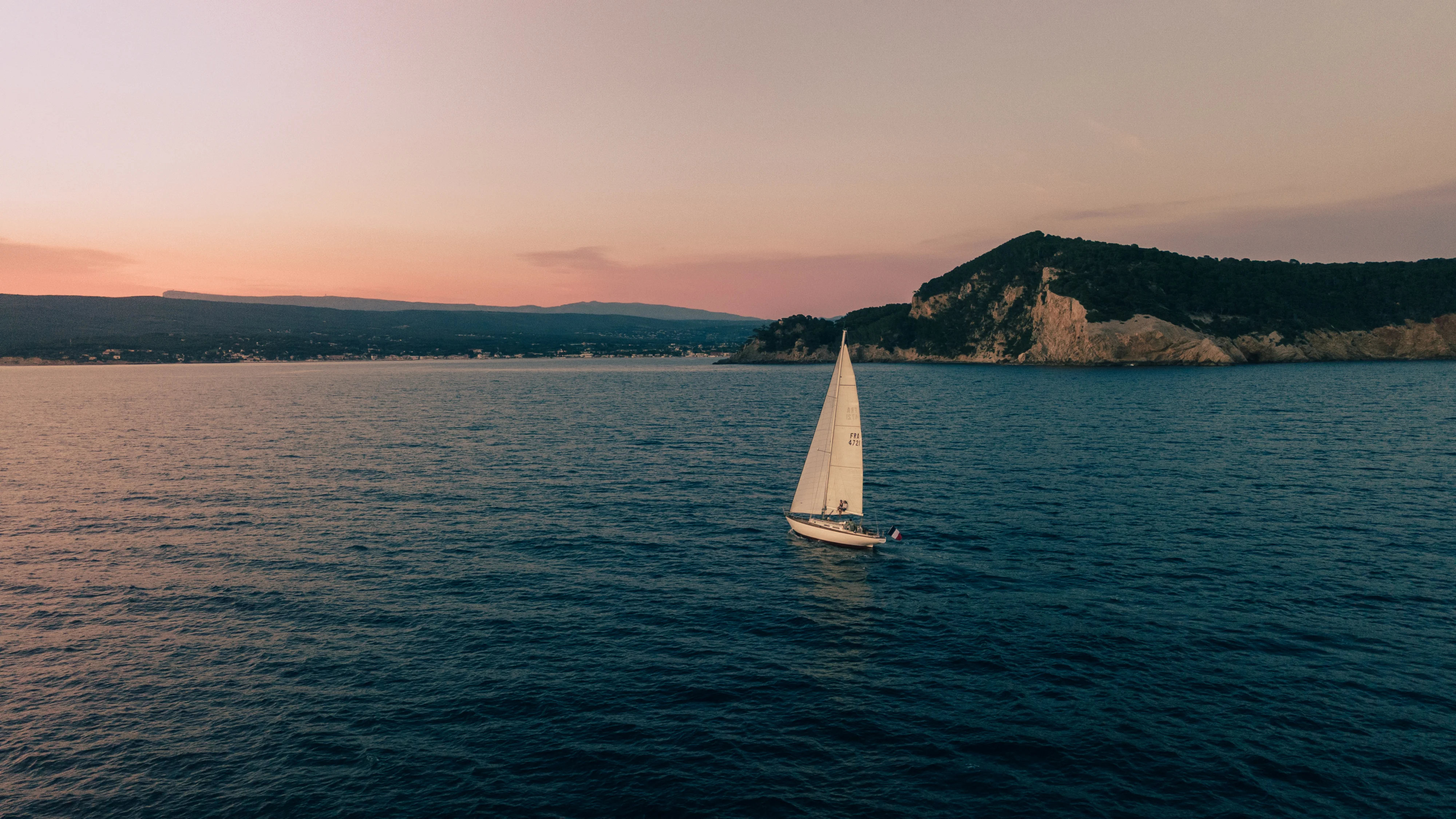 Segelboot Izenah III vor der Küste von Bandol
