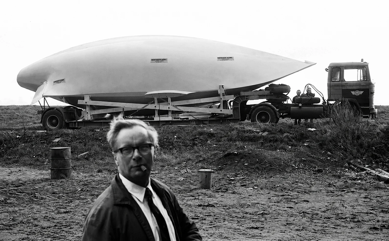 Photo d'archive de 1970 : la coque d'Izenah III sur un camion, avant sa mise à l'eau au chantier Maas
