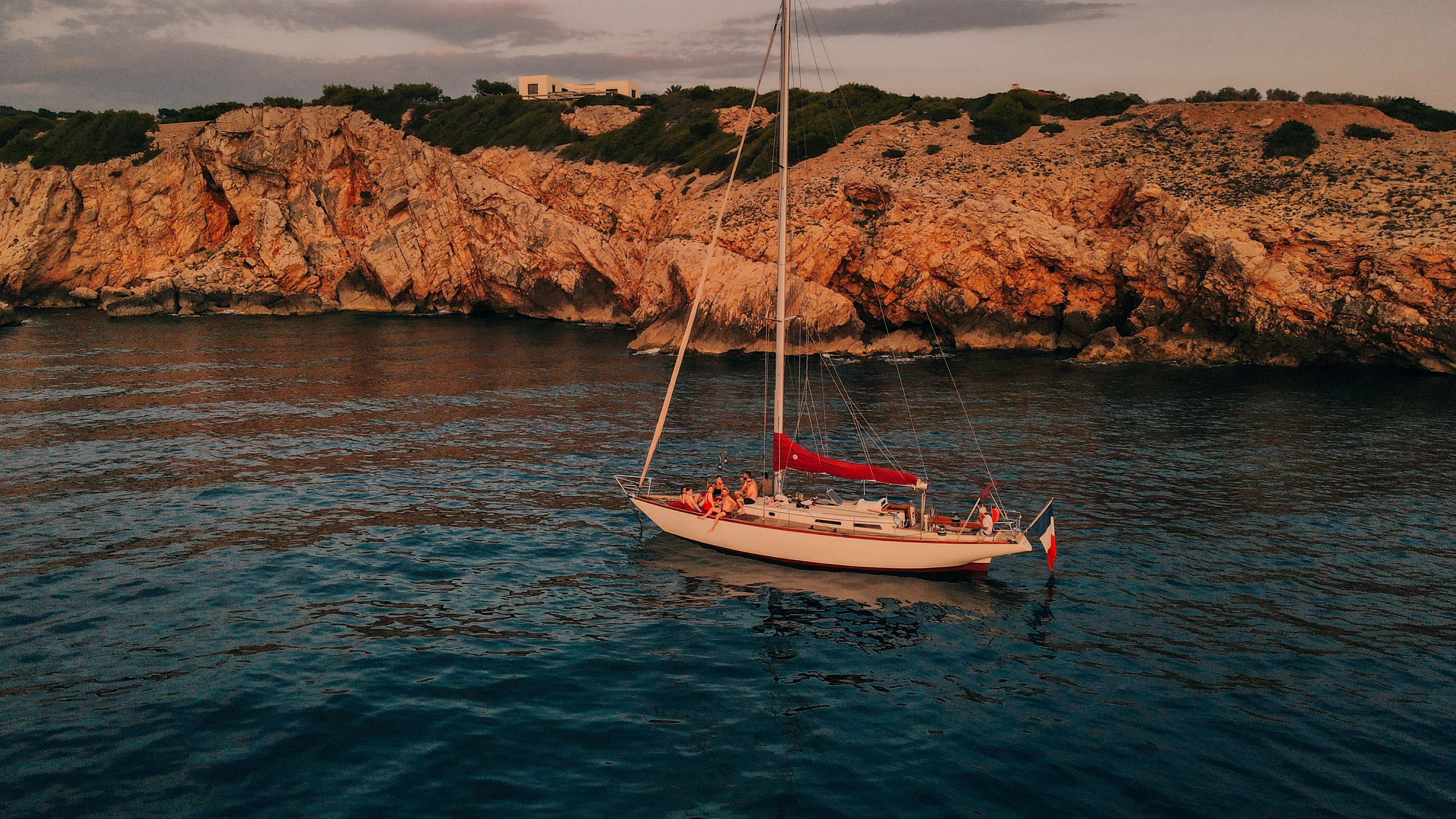 Segelboot Izenah III vor Anker in einer Bucht bei Saint-Cyr-sur-Mer
